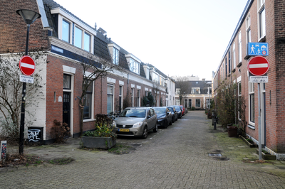 913221 Gezicht in de Frederikastraat te Utrecht, uit het oosten, vanaf de kruising met de Obrechtstraat.